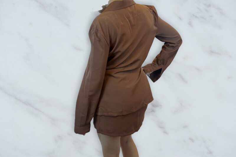 Veste-chemise satinée ceinturée