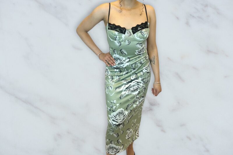 Robe en satin fleurie