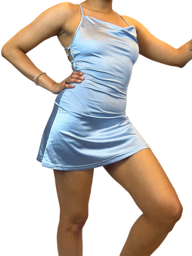 Robe bleu en satin